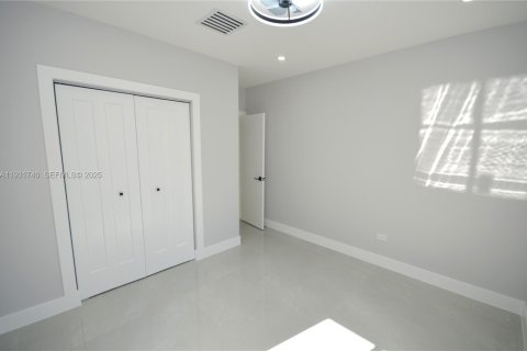 House in North Miami, Florida 3 bedrooms, 100.24 sq.m. № 1990855 - photo 24