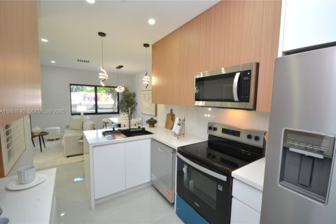 House in North Miami, Florida 3 bedrooms, 100.24 sq.m. № 1990855 - photo 8