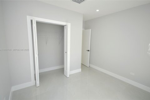 House in North Miami, Florida 3 bedrooms, 100.24 sq.m. № 1990855 - photo 25