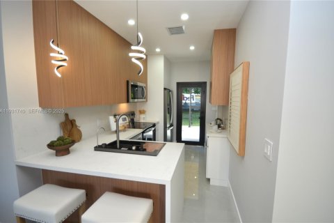 House in North Miami, Florida 3 bedrooms, 100.24 sq.m. № 1990855 - photo 7