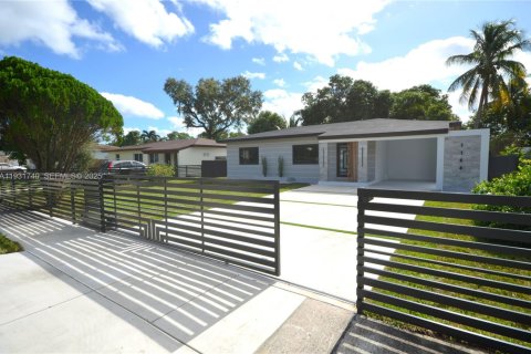 House in North Miami, Florida 3 bedrooms, 100.24 sq.m. № 1990855 - photo 3