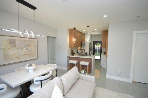 House in North Miami, Florida 3 bedrooms, 100.24 sq.m. № 1990855 - photo 5