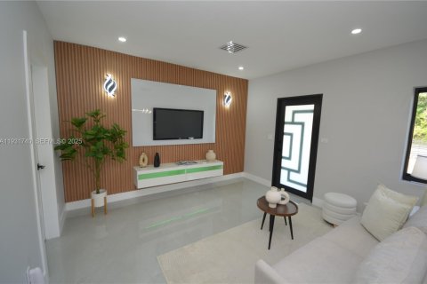 House in North Miami, Florida 3 bedrooms, 100.24 sq.m. № 1990855 - photo 16