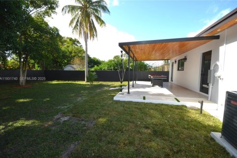 House in North Miami, Florida 3 bedrooms, 100.24 sq.m. № 1990855 - photo 30