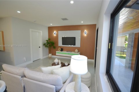 House in North Miami, Florida 3 bedrooms, 100.24 sq.m. № 1990855 - photo 18