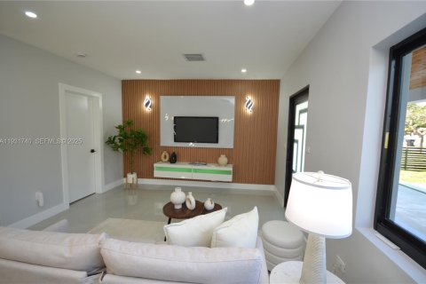 House in North Miami, Florida 3 bedrooms, 100.24 sq.m. № 1990855 - photo 17