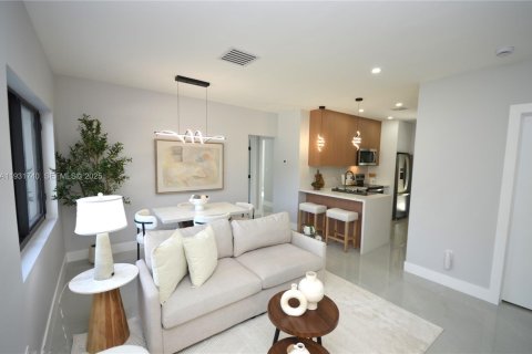 House in North Miami, Florida 3 bedrooms, 100.24 sq.m. № 1990855 - photo 4