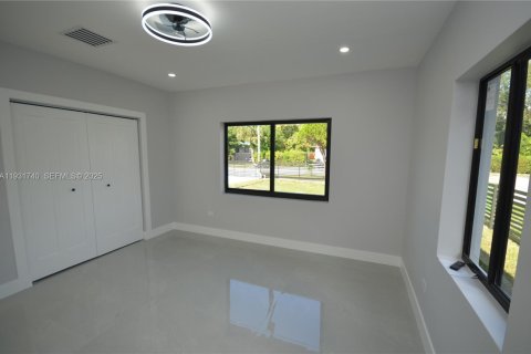 House in North Miami, Florida 3 bedrooms, 100.24 sq.m. № 1990855 - photo 21