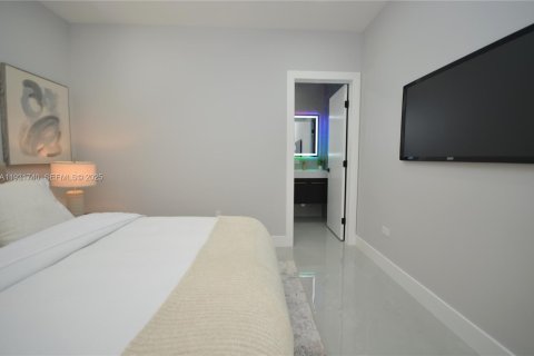 House in North Miami, Florida 3 bedrooms, 100.24 sq.m. № 1990855 - photo 11