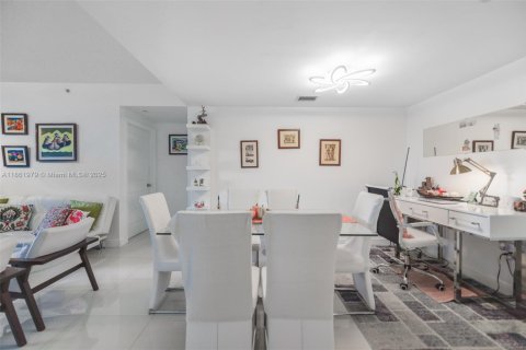 Condo in Miami, Florida, 2 bedrooms  № 1892464 - photo 6