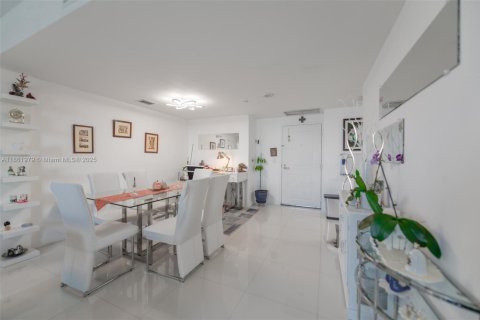 Condo in Miami, Florida, 2 bedrooms  № 1892464 - photo 4
