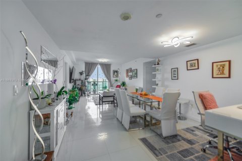 Condo in Miami, Florida, 2 bedrooms  № 1892464 - photo 1