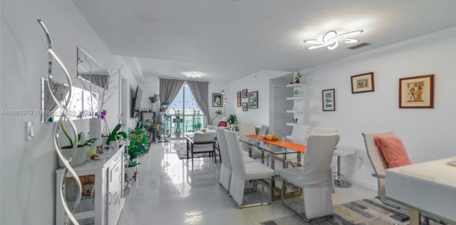 Condo in Miami, Florida, 2 bedrooms  № 1892464