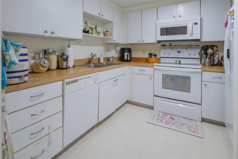 Condo in Miami, Florida, 2 bedrooms  № 1892464 - photo 7