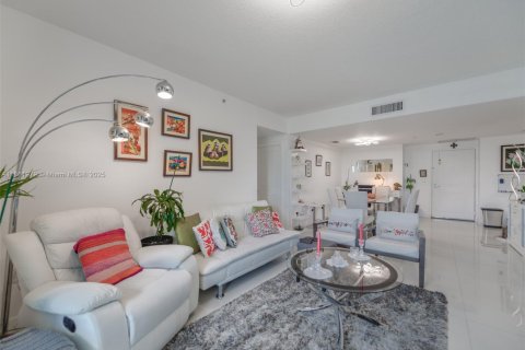 Condo in Miami, Florida, 2 bedrooms  № 1892464 - photo 2