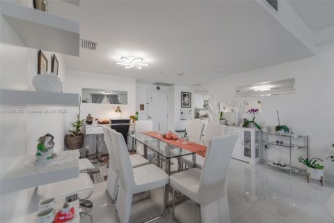 Condo in Miami, Florida, 2 bedrooms  № 1892464 - photo 5