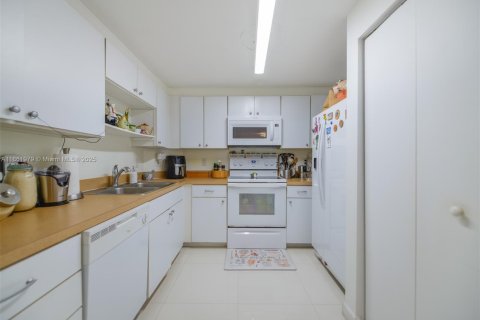 Condo in Miami, Florida, 2 bedrooms  № 1892464 - photo 8