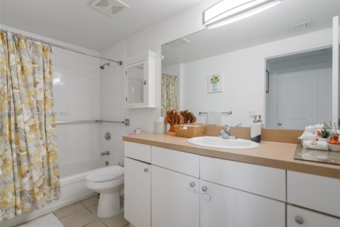 Condo in Miami, Florida, 2 bedrooms  № 1892464 - photo 12