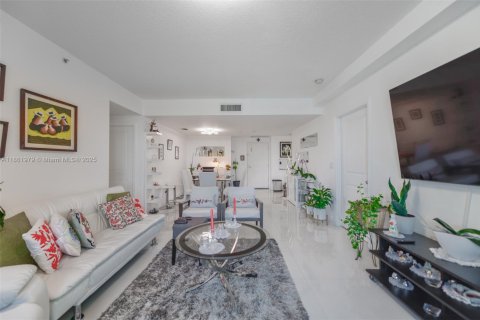 Condo in Miami, Florida, 2 bedrooms  № 1892464 - photo 3