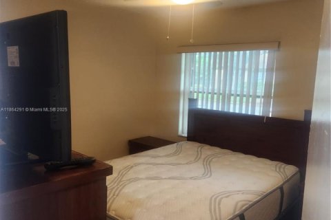 Снять в аренду виллу или дом в Мирамар, Флорида 1 спальня, 98.1м2, № 1958562 - фото 3