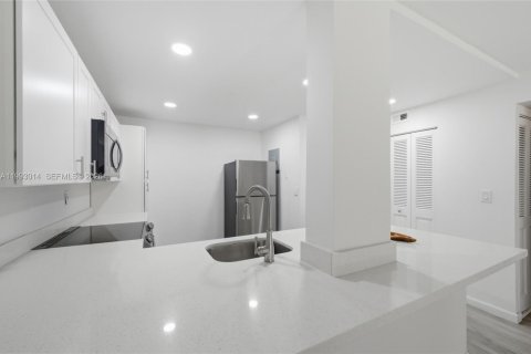 Condo in Tamarac, Florida, 2 bedrooms  № 2243966