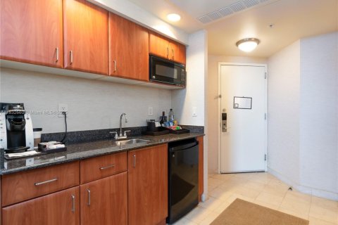 Condominio en venta en Sunny Isles Beach, Florida, 61.69 m2 № 1811915 - foto 3