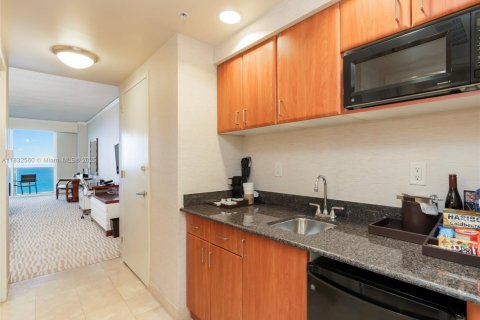 Condominio en venta en Sunny Isles Beach, Florida, 61.69 m2 № 1811915 - foto 5