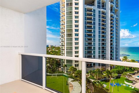 Condominio en venta en Sunny Isles Beach, Florida, 61.69 m2 № 1811915 - foto 12
