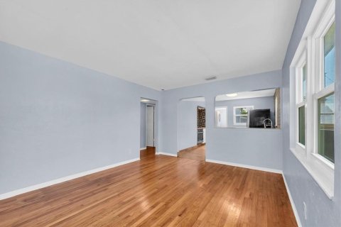 House in Saint Petersburg, Florida 2 bedrooms, 83.43 sq.m. № 1909041 - photo 4