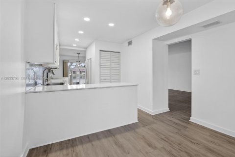 Touwnhouse à louer à Plantation, Floride: 4 chambres, 201.6 m2 № 2084862 - photo 6