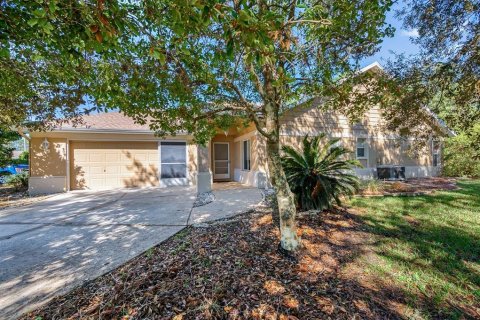 House in Weeki Wachee, Florida 2 bedrooms, 130.25 sq.m. № 1544847 - photo 1
