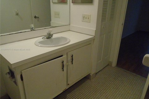 Condo in Lauderhill, Florida, 2 bedrooms  № 1923852 - photo 25