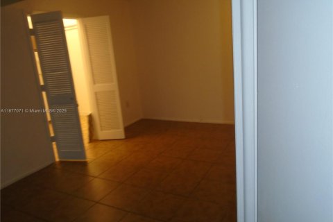 Condo in Lauderhill, Florida, 2 bedrooms  № 1923852 - photo 26