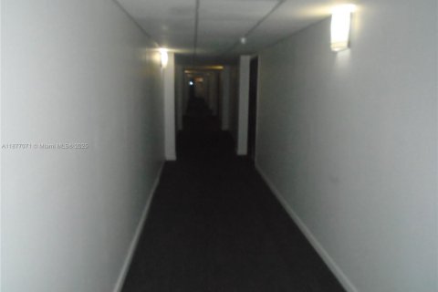 Condo in Lauderhill, Florida, 2 bedrooms  № 1923852 - photo 9