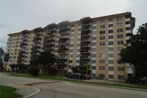 Condo in Lauderhill, Florida, 2 bedrooms  № 1923852 - photo 2