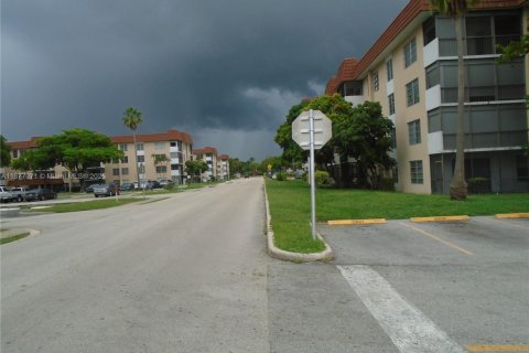 Condo in Lauderhill, Florida, 2 bedrooms  № 1923852 - photo 3