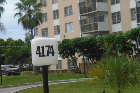 Condo in Lauderhill, Florida, 2 bedrooms  № 1923852 - photo 6