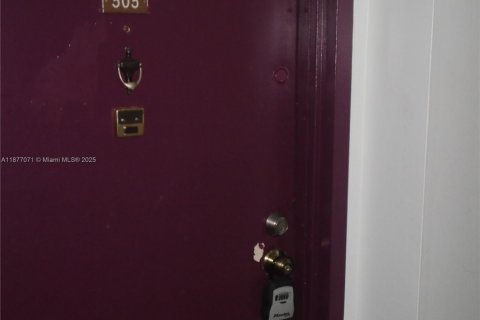 Condo in Lauderhill, Florida, 2 bedrooms  № 1923852 - photo 10