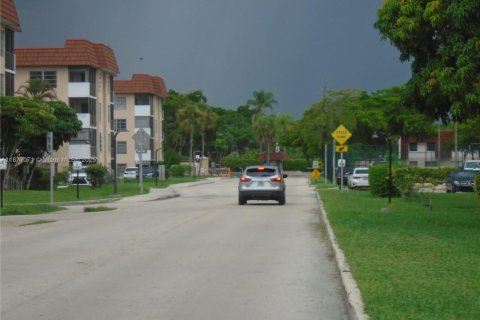 Condo in Lauderhill, Florida, 2 bedrooms  № 1923852 - photo 4