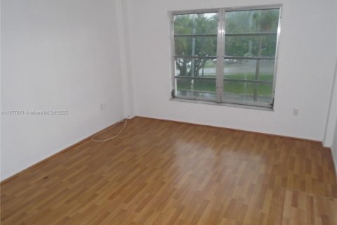 Condo in Lauderhill, Florida, 2 bedrooms  № 1923852 - photo 17