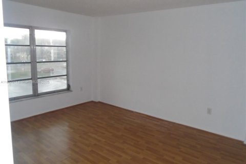 Condo in Lauderhill, Florida, 2 bedrooms  № 1923852 - photo 13