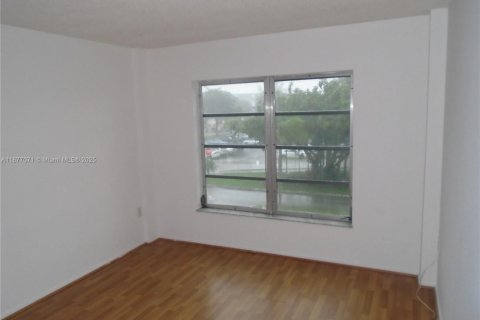 Condo in Lauderhill, Florida, 2 bedrooms  № 1923852 - photo 20