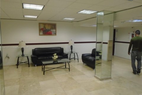 Condo in Lauderhill, Florida, 2 bedrooms  № 1923852 - photo 8