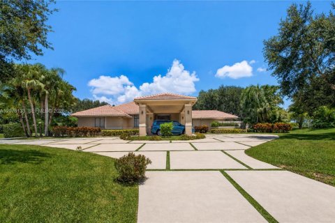 Villa ou maison à Weston, Floride 4 chambres, 298.87 m2 № 2327374