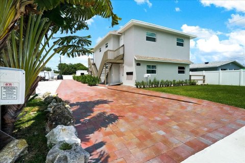 Propiedad comercial en Lake Park, Florida 269.7 m2 № 2242177