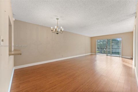 Condo in Pembroke Pines, Florida, 2 bedrooms  № 1991934 - photo 9