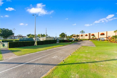 Condo in Pembroke Pines, Florida, 2 bedrooms  № 1991934 - photo 15