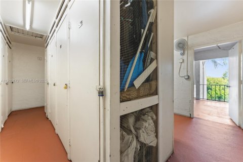 Condo in Pembroke Pines, Florida, 2 bedrooms  № 1991934 - photo 21