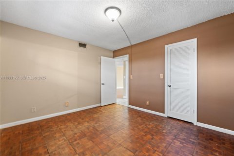 Condo in Pembroke Pines, Florida, 2 bedrooms  № 1991934 - photo 28