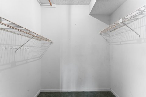 Condo in Pembroke Pines, Florida, 2 bedrooms  № 1991934 - photo 26